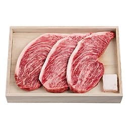 箱に入った 美味しそうな 松阪牛の サーロインステーキ