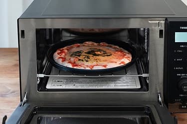 ピザを焼く センサー付フラットオーブンレンジ