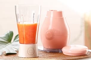ジュースの入った OLALAコンパクトブレンダー のタンブラー
